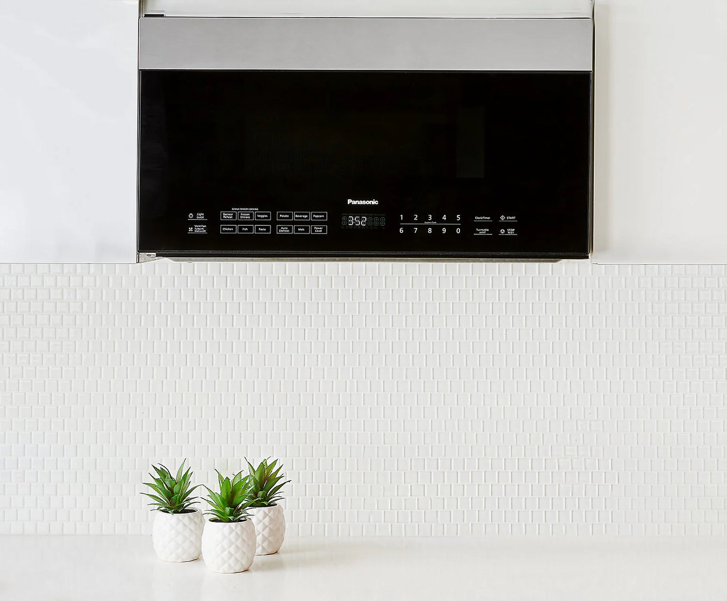 Panasonic Micro-ondes à hotte intégrée 1,9 pi³ puissant ventilateur d'évacuation Acier inoxydable NNSG158S
